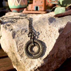 VINTAGE Silver floral southwestern pendant w chain